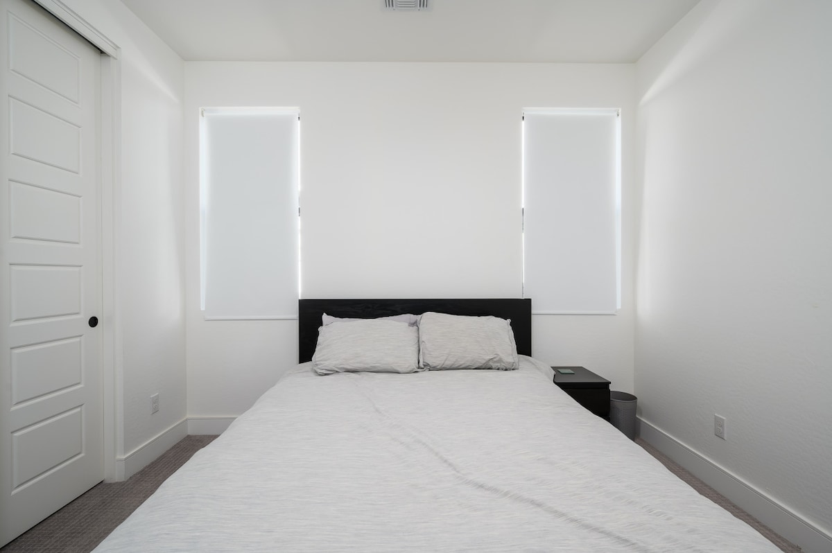 غرفة نوم تضم سرير كوين