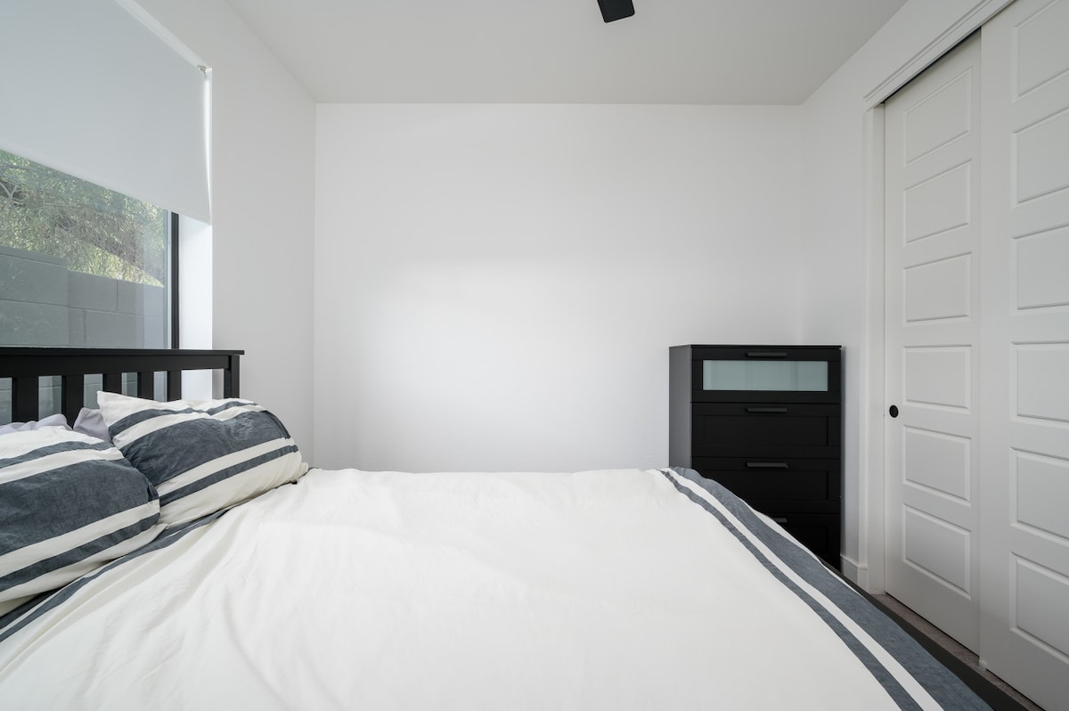 غرفة نوم تضم سرير كوين