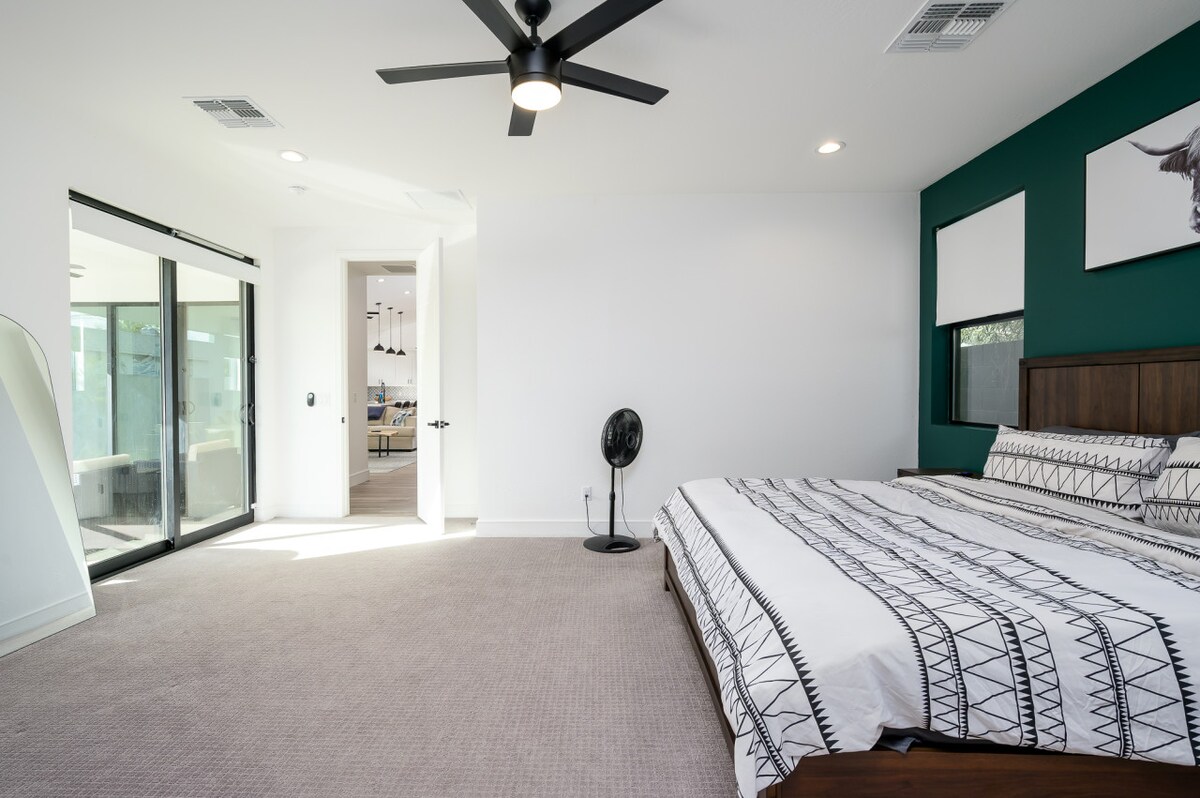 غرفة نوم رئيسية بسرير كبير