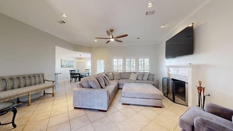 Top performing Airbnb: Brazos Belle-1.5 Miles to TAMU, Shuffleboard in College Station
