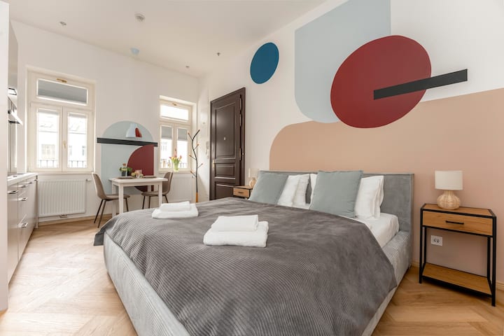 ✨ Модерно и уютно студио | Дизайн, вдъхновен от изкуството за стилен престой

