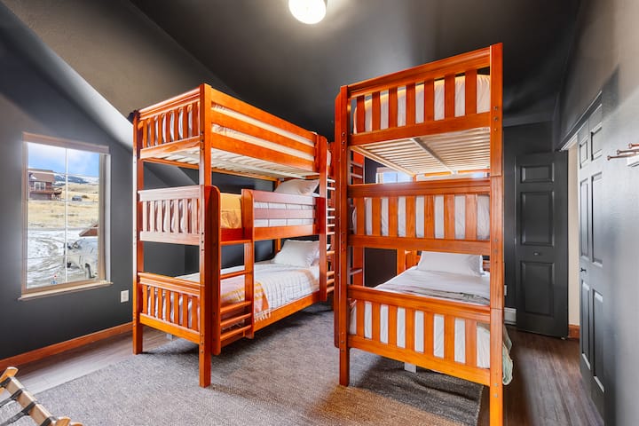 Mga twin XL bunk bed na idinisenyo para sa mga may sapat na gulang at bata.