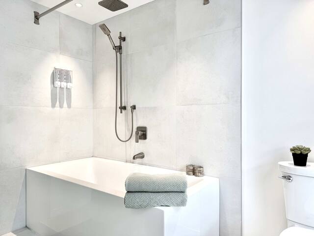 Urban Boho Escape 4 Bedrooms King Beds gallery image 4