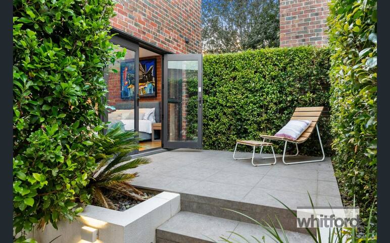 Frankie- Luxury Pool House, Sleeping 12, Geelong gallery image 2