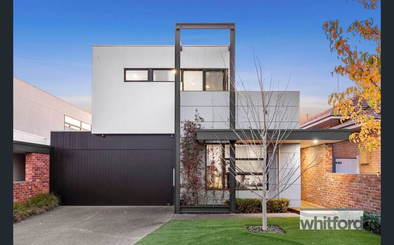 Frankie- Luxury Pool House, Sleeping 12, Geelong gallery image 3