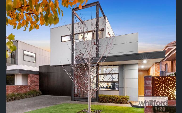 Frankie- Luxury Pool House, Sleeping 12, Geelong gallery image 4