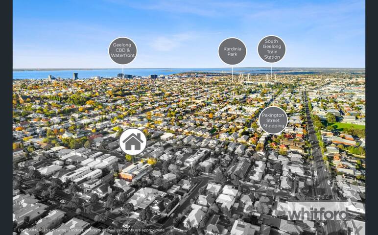 Frankie- Luxury Pool House, Sleeping 12, Geelong gallery image 5