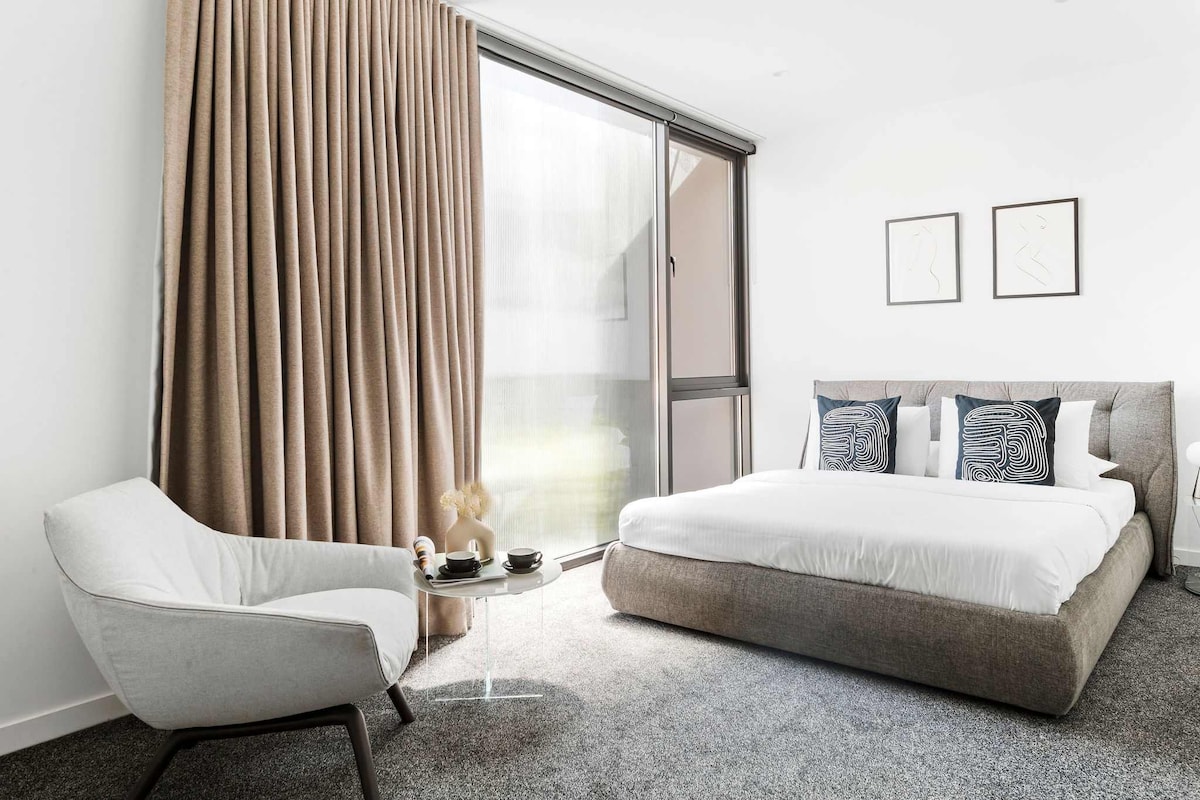 Glavna spavaća soba s bračnim krevetom i spojenim apartmanom.