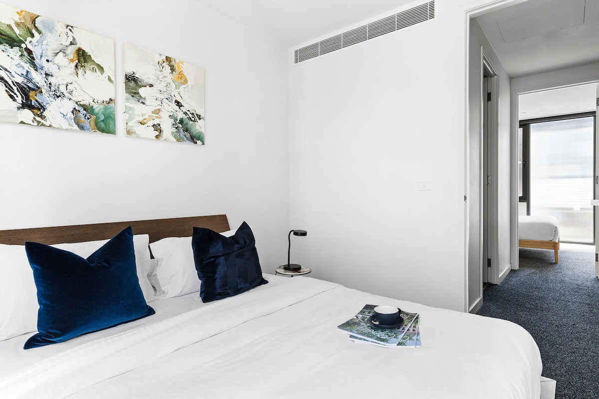 Treća spavaća soba s bračnim krevetom i plišanim jastucima.