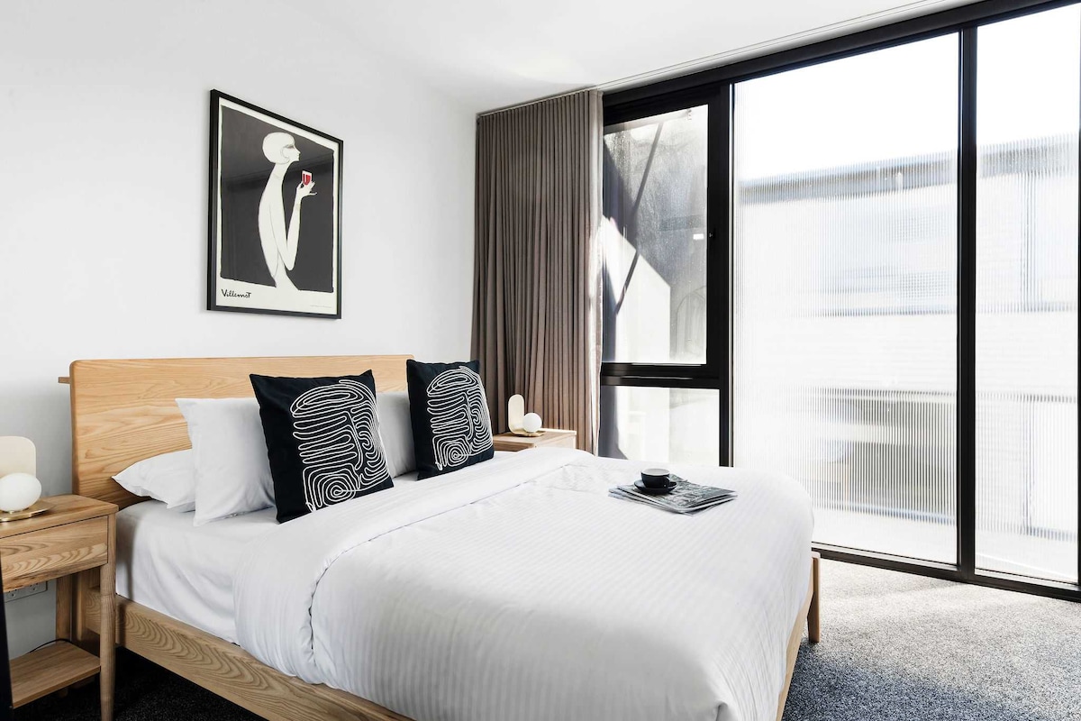 Druga spavaća soba s bračnim krevetom i plišanim jastucima.