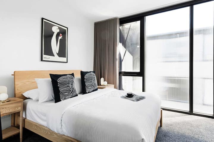 ห้องนอนที่สองมีเตียงขนาดควีนไซส์และหมอนนุ่มสบาย