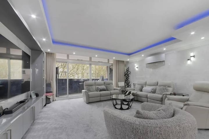 Luxury 4 Bedroom Apartment in Baker Street