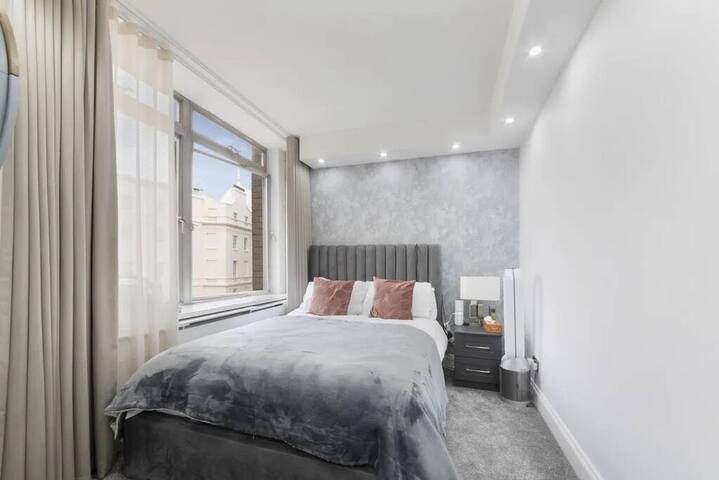 Luxury 4 Bedroom Apartment in Baker Street gallery image 3