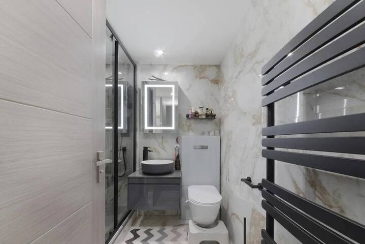 Luxury 4 Bedroom Apartment in Baker Street gallery image 5