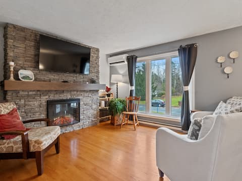 Cozy 2 Bedroom Home w/ & Parking