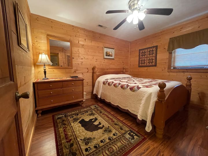 Спална соба 1 на главното ниво (брачен кревет (широк 180-220 см) и детско креветче)