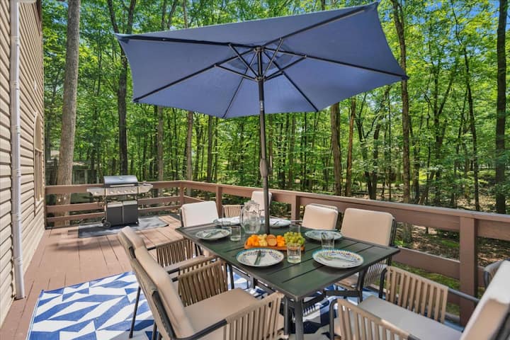 5br Near Camelback W/ Hot Tub, Fire Pit, Game Room - Stroudsburg, PA