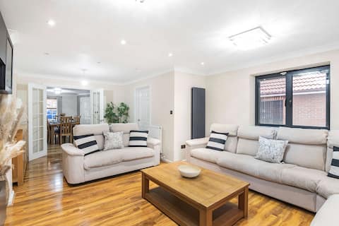 The Roost Group - 8-Bed Hot Tub, 5 Min to Lakeside