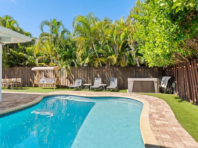 6 BR Villa Steps to Ocean, Pool, Sauna & Jacuzzi