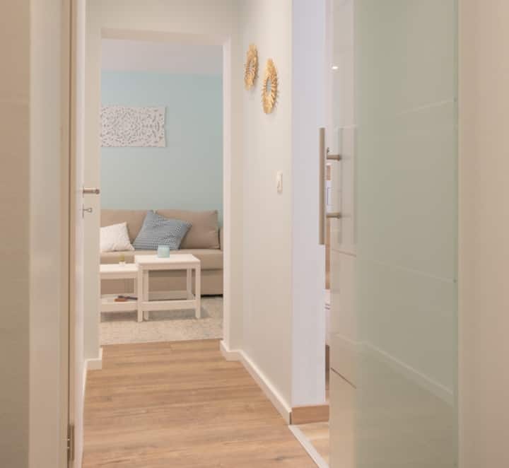 Излегуваме од спалната соба и се тушираме .