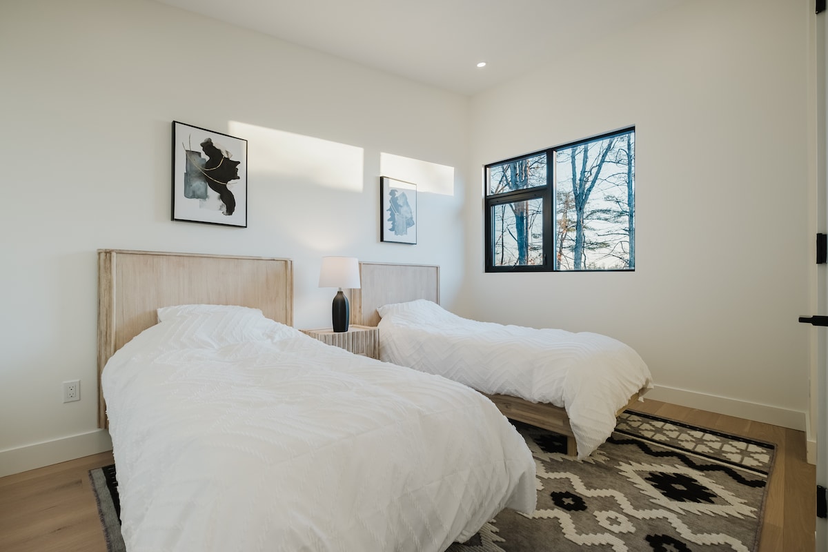 Bedroom #4 - Two Twin Beds