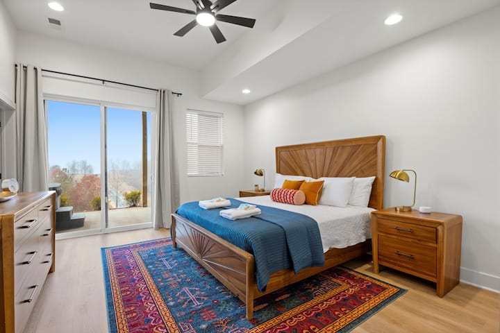 ชั้นล่าง - ห้องนอนใหญ่ขนาดคิงไซส์ 