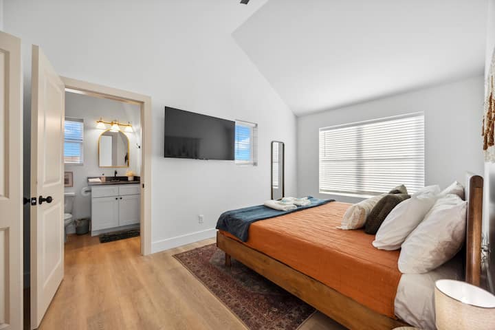 ลอฟท์ชั้นบน - ห้องนอนคิงไซส์ 