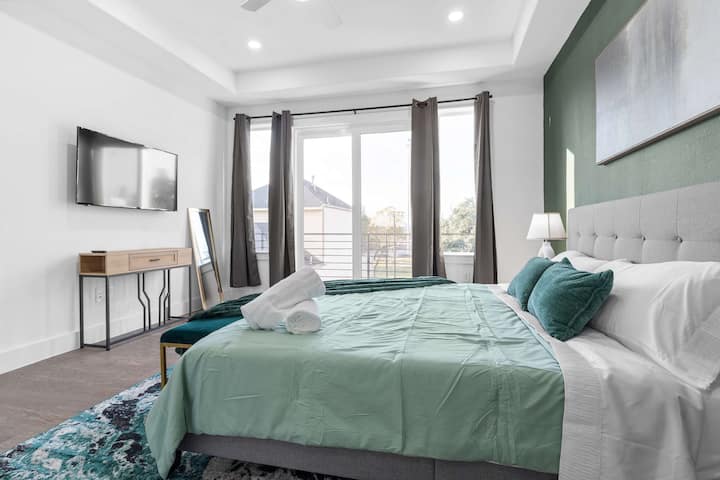 Chambre aérée avec literie moelleuse, lumière naturelle et ambiance calme et reposante.