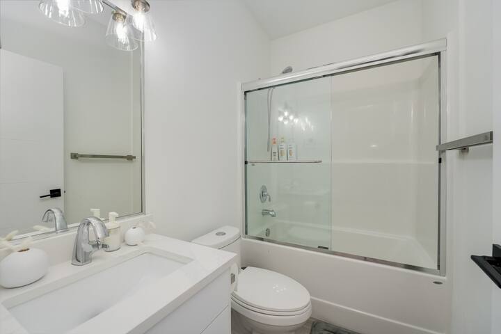 Marvelous Home In Victoria, BC gallery image 5