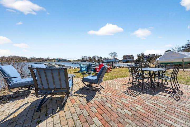 Cozy Waterfront Cottage - Splash Park, Groton