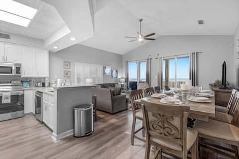 Top performing Airbnb: 3rd Floor ~ Luxury ~ 2 Bedroom ~ Beachfront in Dauphin Island