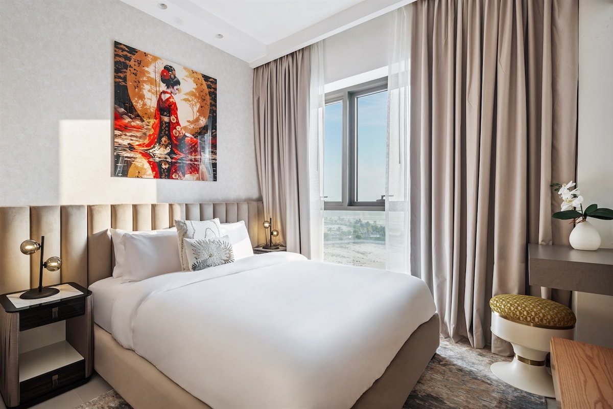 Მყუდრო საძინებელი სივრცე თანამედროვე ტელევიზორით, ხედებითა და რბილი განათების აქცენტებით.