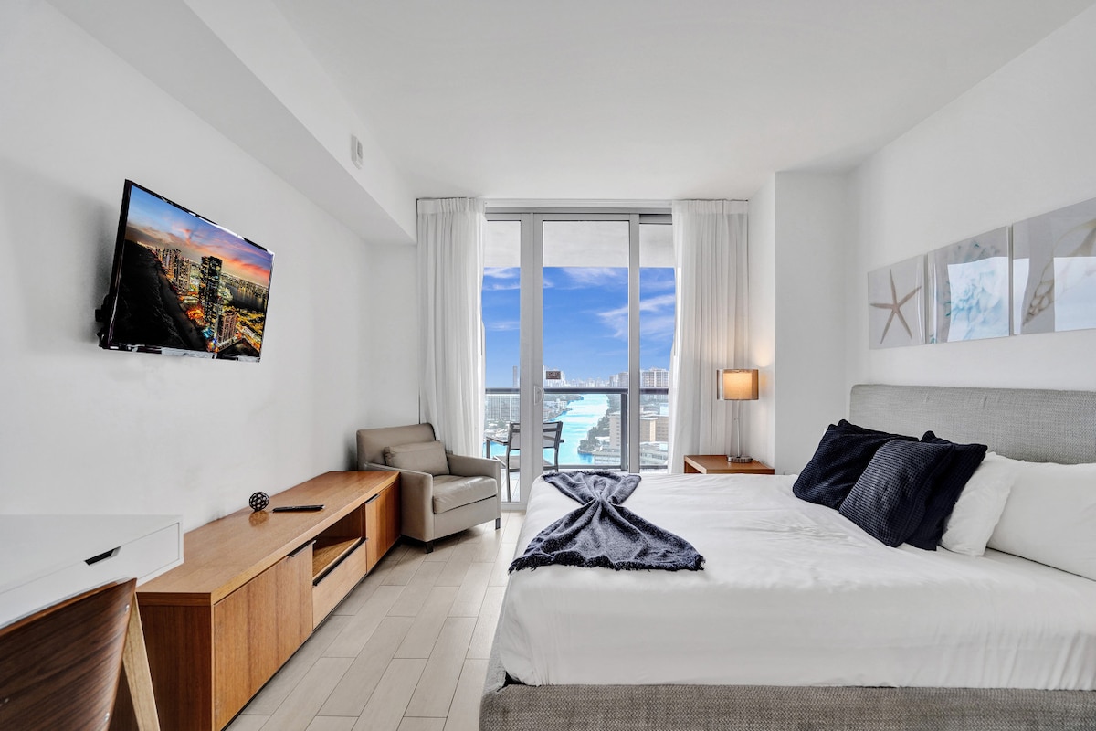 חדר שינה עם מיטת קינג סייז ונוף לתעלה