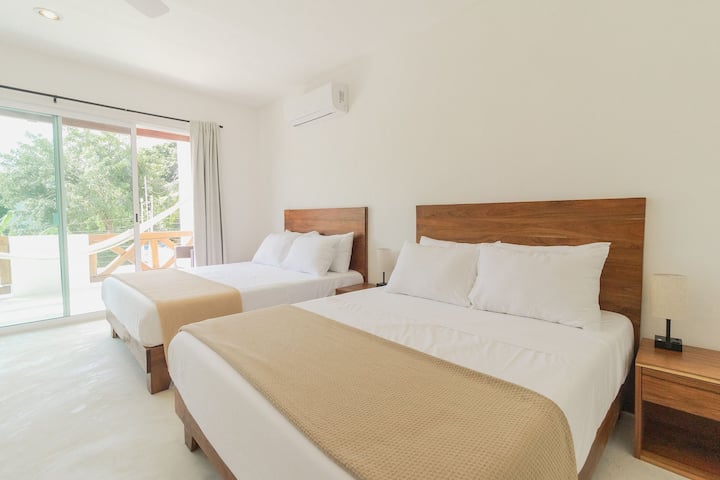 Luminosa habitación con dos camas Queen y balcón privado