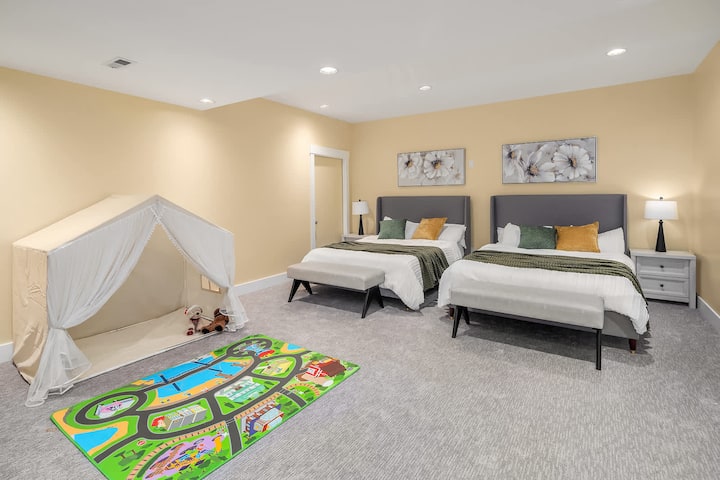 U spavaćoj sobi nalaze se dva bračna kreveta koji gostima pružaju dovoljno prostora za spavanje i šarmantni dječji šator za dodatnu zabavu. Radi se o udobnom i raznovrsnom smještaju koji je savršen za obitelji ili grupe.