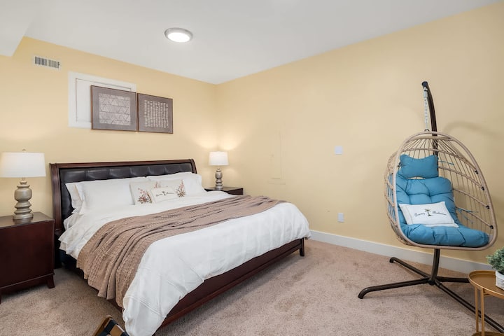 U spavaćoj sobi nalazi se luksuzni bračni krevet u kombinaciji s elegantnom ljuljačkom koja nudi savršen spoj udobnosti i opuštanja. Ljuljačka dodaje jedinstvenu i ugodnu notu, idealnu za opuštanje ili uživanje u mirnom trenutku.