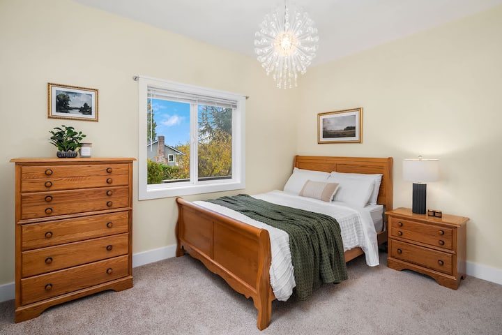 U spavaćoj sobi nalazi se udoban bračni krevet koji nudi savršen spoj stila i opuštanja. S plišanom posteljinom i ukusnim dekorom pruža ugodno utočište za ugodne noći.