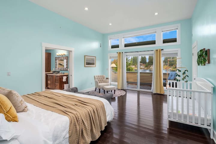 Glavna spavaća soba mirno je utočište s luksuznim bračnim krevetom i udobnim krevetićem, savršenim za obitelji. Uz meko osvjetljenje, ukusno uređenje i dovoljno prostora, pruža udobnost i mir za ugodne noći.