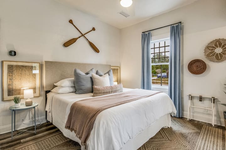 Dormitorio espacioso e iluminado por el sol con cama tamaño king 