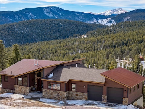 5-Star! Panoramic View, Hot Tub, Game Room, Family