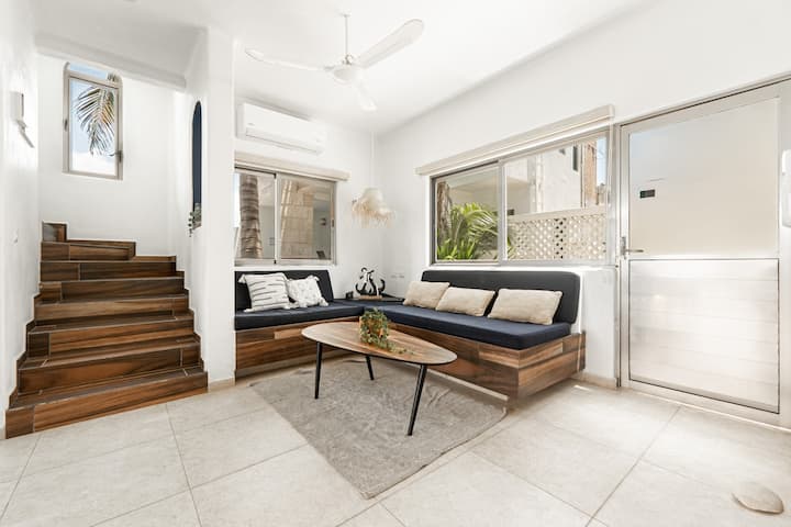 Sebule iliyo na vifaa na kitanda cha sofa.