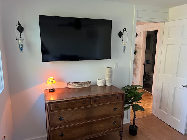 Hot Tub Cottage · Welcome Wine · 5 Min Colgate - Hamilton, NY