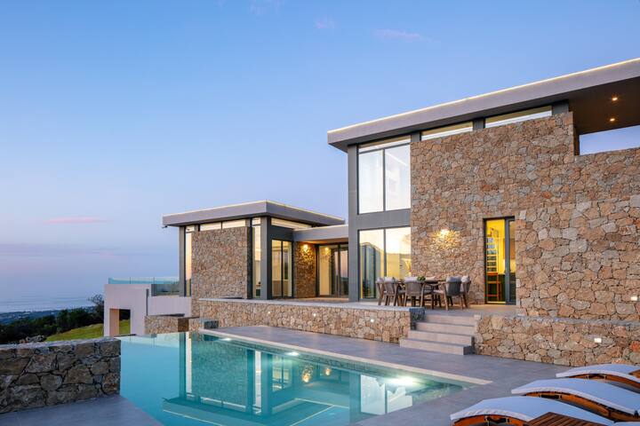 Private 4BR Villa with Heated Pool & Sea View gallery image 3