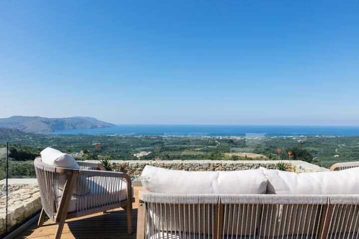 Private 4BR Villa with Heated Pool & Sea View gallery image 4
