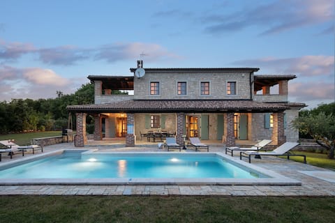 Successful Airbnb property: Rustic villa calluna & cardamine with 2 pools in štifanići Stifanici