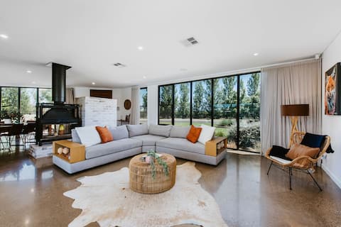 The Wine Manor: Lavish Poolside Living