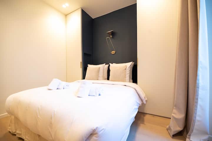 ರಾಣಿ ಗಾತ್ರದ ಹಾಸಿಗೆ ಮತ್ತು ವಾರ್ಡ್ರೋಬ್ ಹೊಂದಿರುವ ಮಲಗುವ ಕೋಣೆ.
