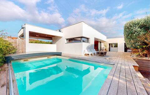 Awesome home in Médis