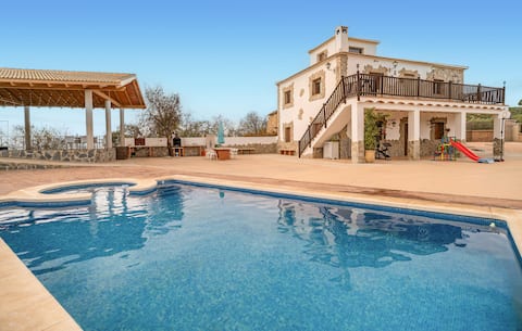 Pet friendly home in Algarinejo