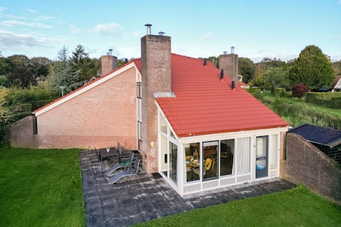 Nice renovated bungalow with large sunny garden.